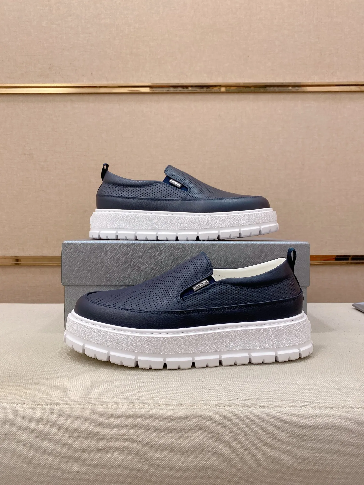Men's shoes 💰 580💰 ✔️✔️✔️High version High-quality new PRADA (Prada) counters are launched simultaneously, new men's shoes, 😘fabrics are selected from first-layer cowhide fabrics. Lining: Imported cowhide leather lining. 👍🏿High-end☄️Open-molded non-slip rubber outsole, exquisite lines, simple and elegant, comfortable and high-end for leisure travel. Code number: 38 to 45
